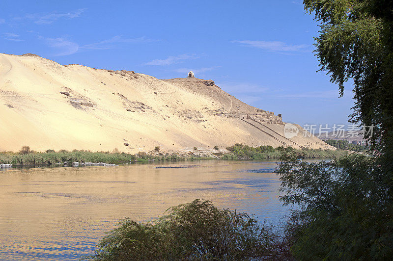 埃及上尼罗河阿斯旺瀑布浅岩地区的岩石露头和Abu Al-Hawa圆顶。